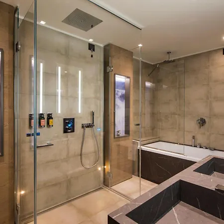 Principe Delle Nevi מלון